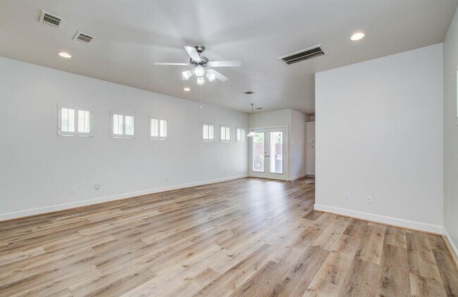 Building Photo - 624 E 39th St