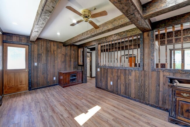 Building Photo - 815 3rd St