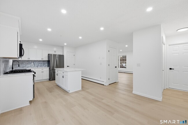 Building Photo - 70 Victoria Ct