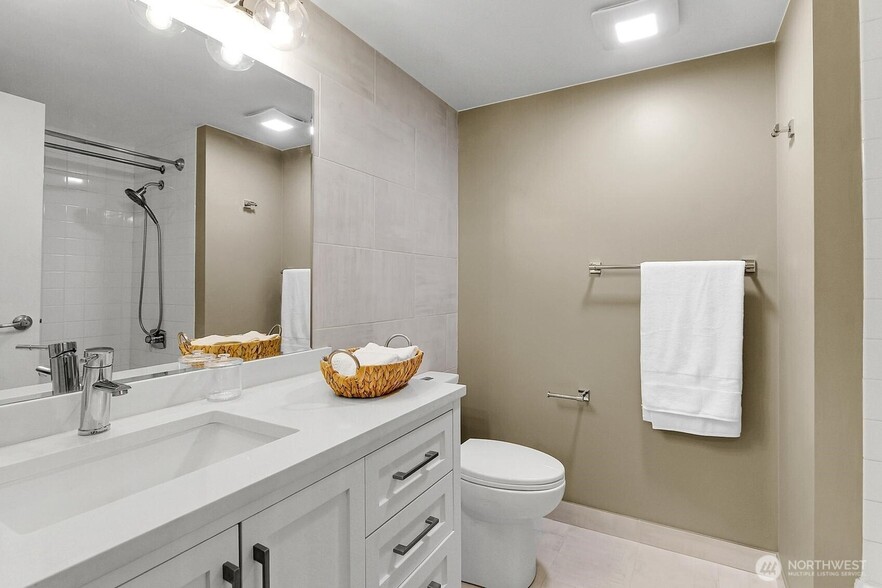 Building Photo - 4540 8th Ave NE