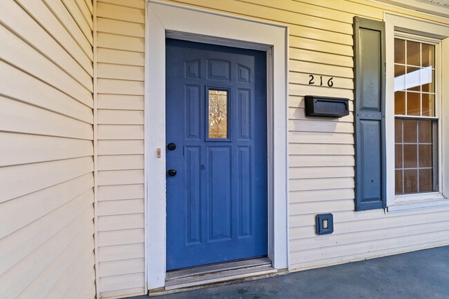 Building Photo - 216 N 2nd St