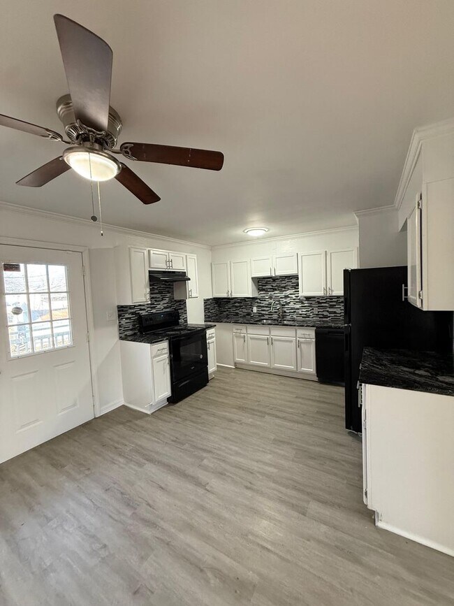 Building Photo - 4 bed 1 bath