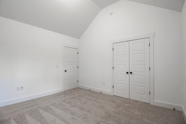 Building Photo - 2036 Warbler Dr