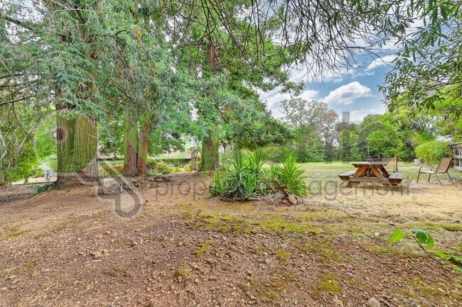 Building Photo - 9635 Oak Leaf Way