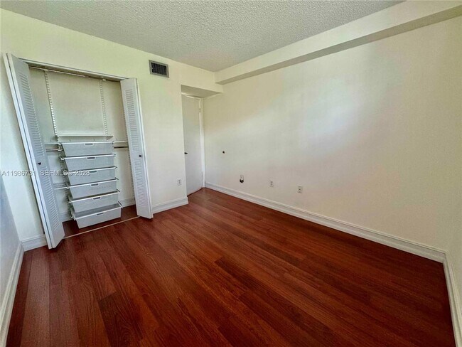 Building Photo - 9731 Fontainebleau Blvd