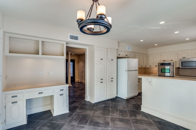 Building Photo - Charming Custom Duplex in Prestigious Pres...