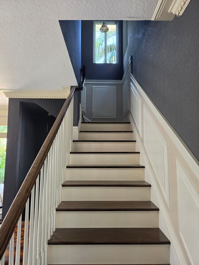 Building Photo - 1132 Ridge Dr