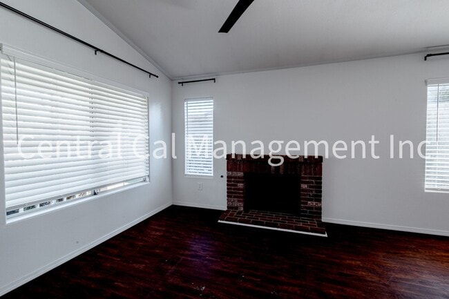 Building Photo - 4 Bedroom/2 Bath Home in Desired Riverlakes Community - $2495 per month!