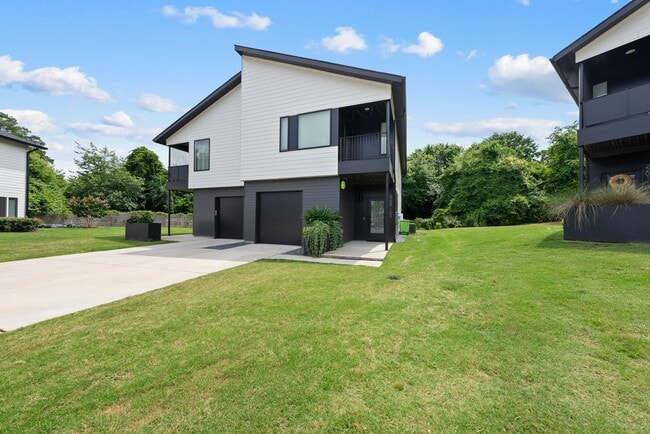 Primary Photo - 2200-102 Millbank Village CT