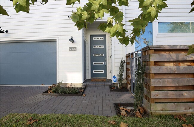 Building Photo - 506 W Donovan St