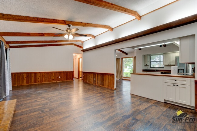 Building Photo - 2025 Willow Oak Dr