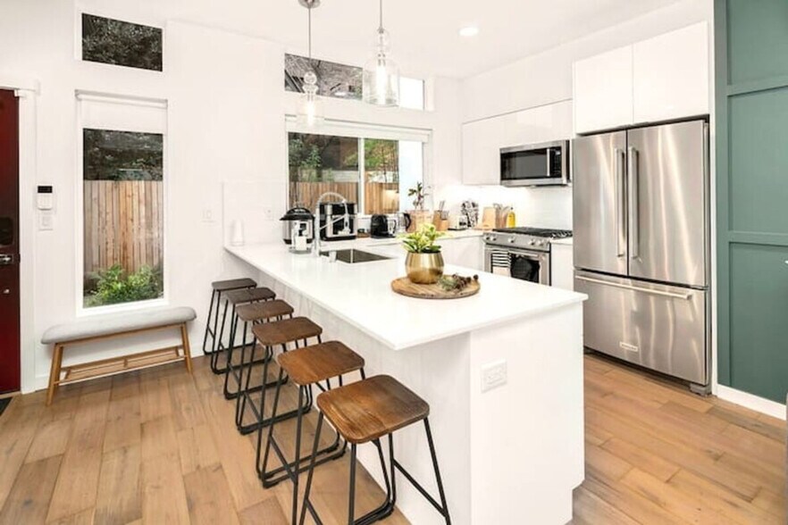 Building Photo - 632 10th Ave E