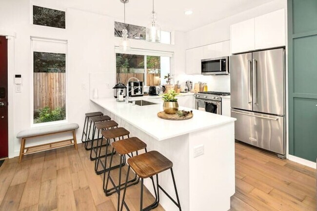 Building Photo - 632 10th Ave E