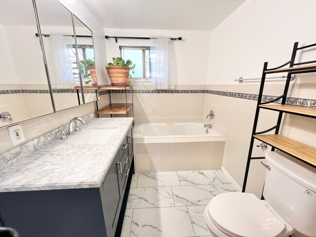 Building Photo - Charming 1BD + Den Condo in Bluff Park – Secured Parking & Prime Coastal Location
