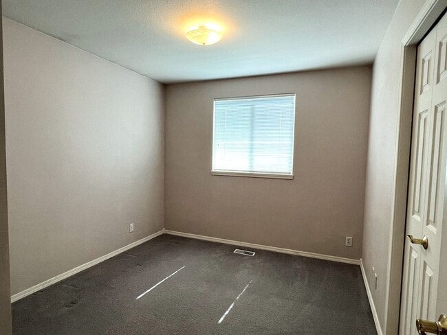 Building Photo - Adorable 3 bed 2 bath home in the Coventry Manor Subdivision just off W State St and N Hartford.