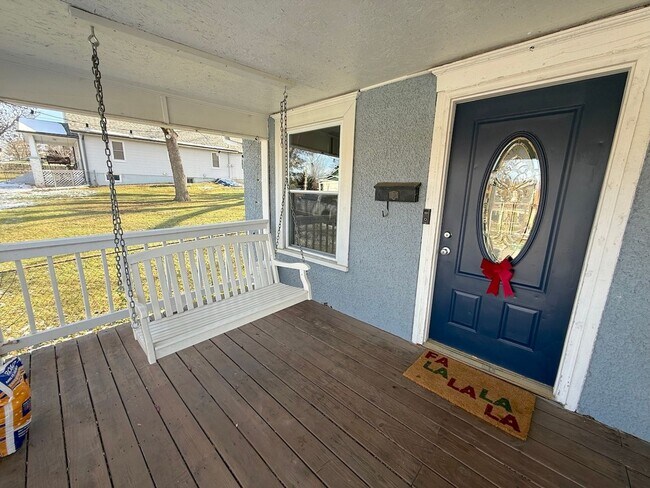 Building Photo - Cute WyCo Bungalow
