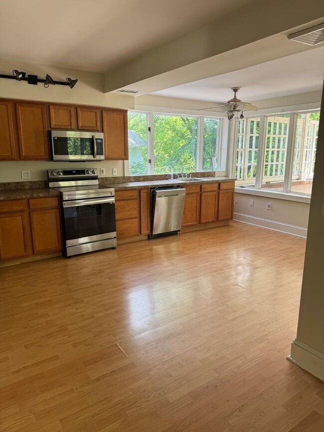 Building Photo - Riverfront home in a quiet spot, 3 acres, ...