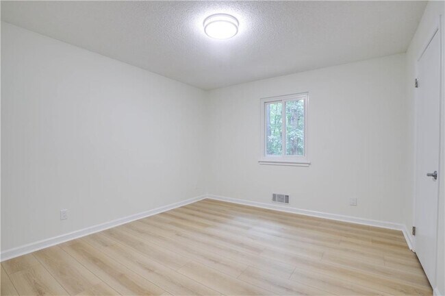 Building Photo - 765 Spring Valley Dr