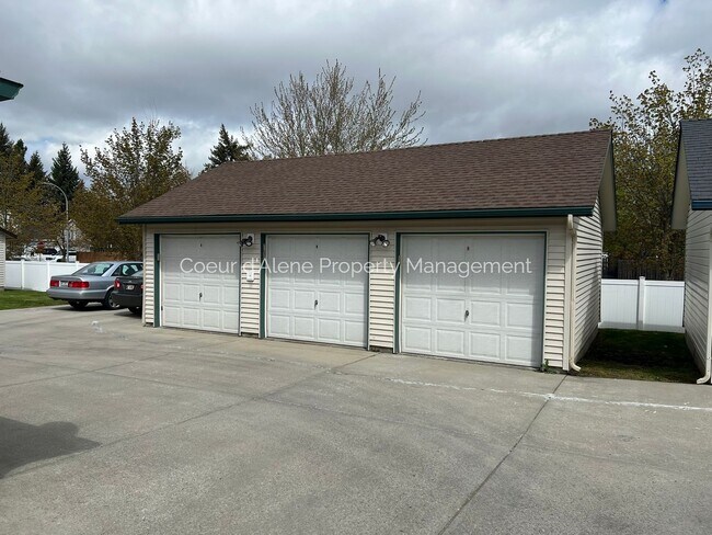 Building Photo - 1135/1137/1139 W Sumac