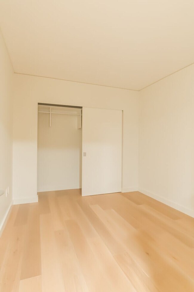 Building Photo - 2bd/1ba Seattle Condo
