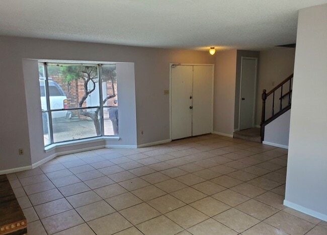Building Photo - 9201 Carousel Ln
