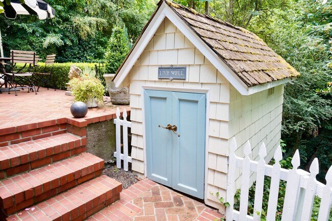 Building Photo - Gorgeous Dream Home in the Southwest Hills! Your Pacific Northwest Oasis Awaits!