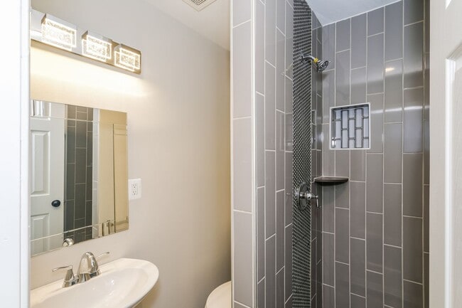 Building Photo - Spacious Single Family Home with backyard ...