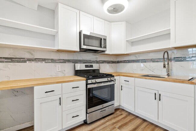 Building Photo - 2018 E Carson St