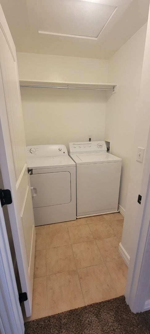 Building Photo - 3 bed, 1.5 bath End Unit in The Meadows To...