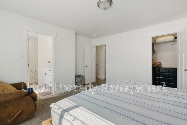 Building Photo - 4082 N Poplar Dr
