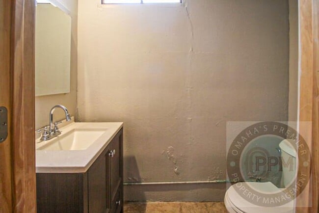 Building Photo - 3 Bedroom / 1 Bath Home Minutes from Hartm...