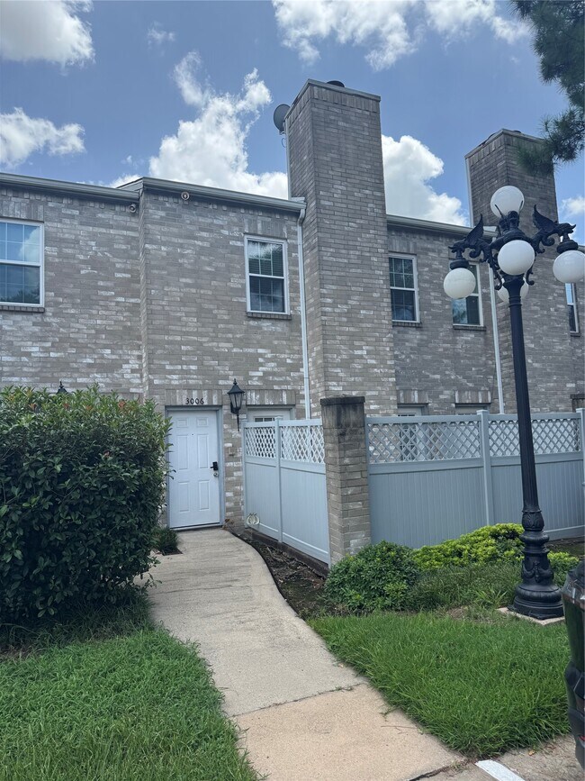 Building Photo - 6000 Reims Rd