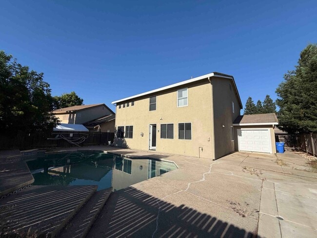 Building Photo - Great 4 Bedroom with Pool