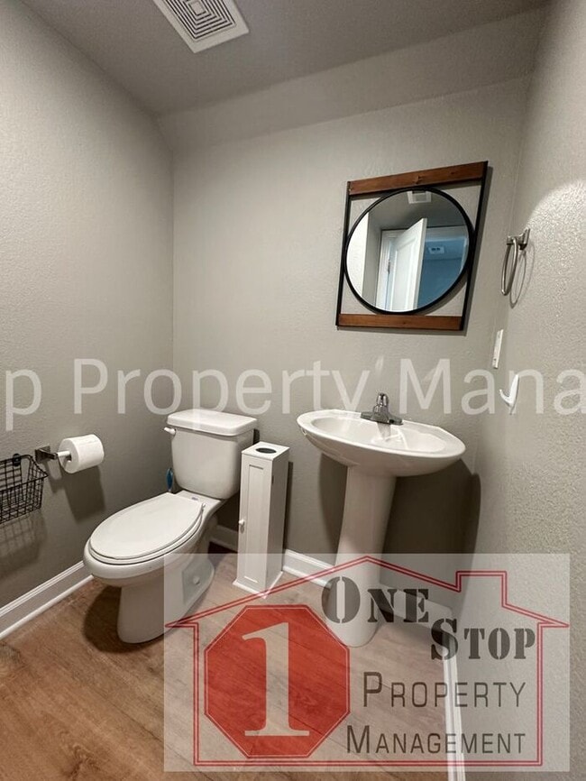 Building Photo - Gorgeous 3-Bed, 2.5-Bath Townhome in Raymore!