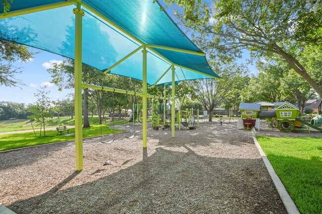 Building Photo - 17841 Park Valley Dr