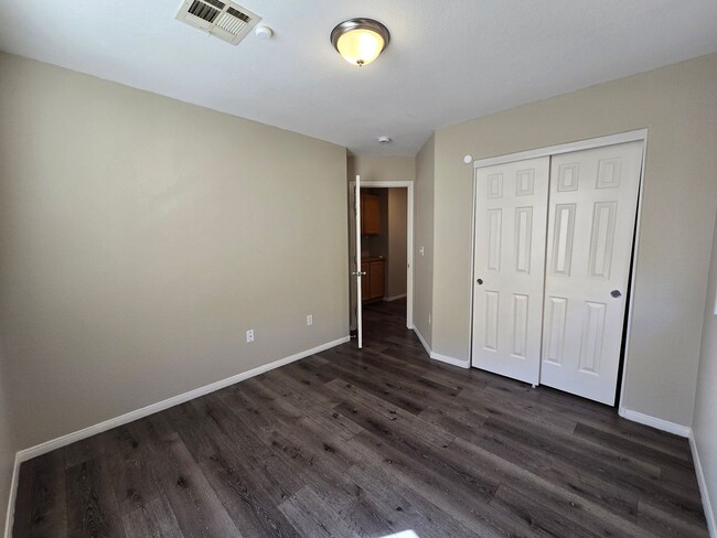 Building Photo - 3 BED, 2 1/2 BATH, 2 CAR GARAGE 2 STORY HO...