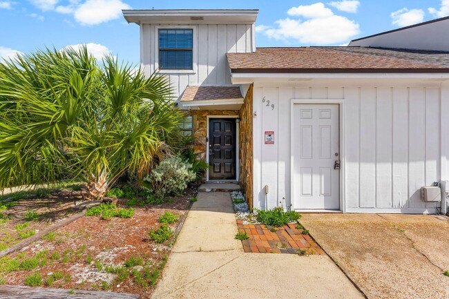 Primary Photo - 629 Sandalwood Dr