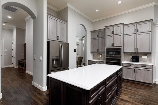 Building Photo - 10605 Midview Terrace