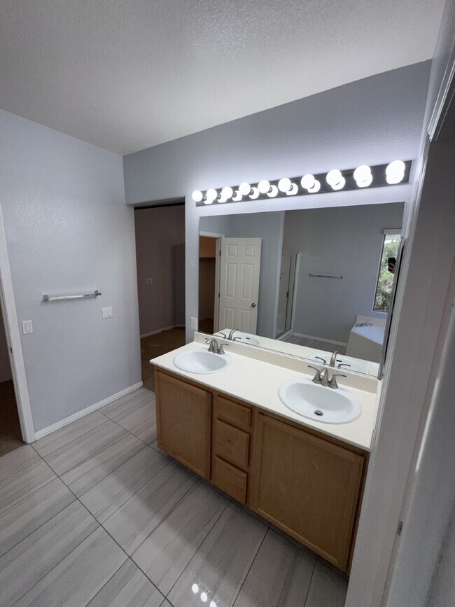 Building Photo - Centennial Hills 4-bedrooms with 2.5 bath