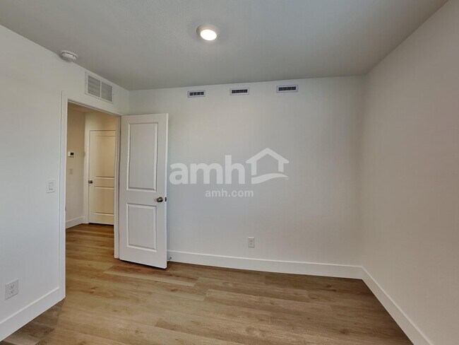 Building Photo - 5864 Vaes Dothrak St