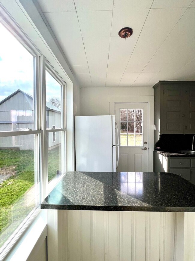 Building Photo - Spacious 3BR Home with Large Yard, Private Driveway & Storage