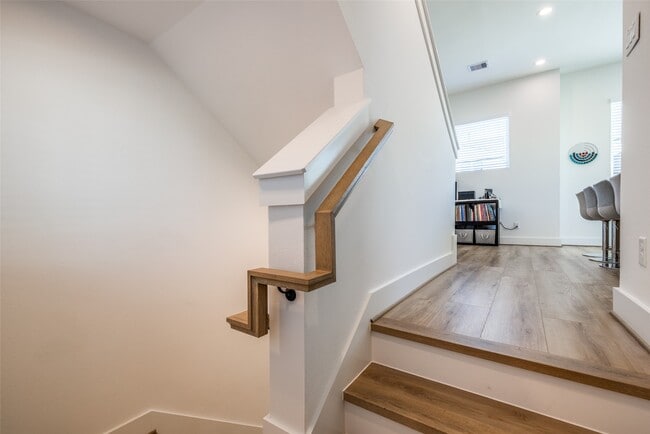 Building Photo - 412 N Nagle St