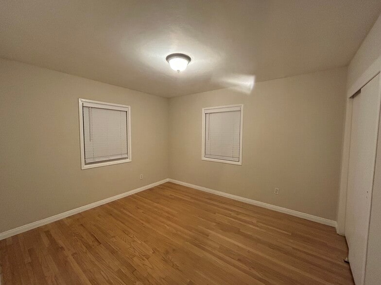 Building Photo - 5525 Bolivar St