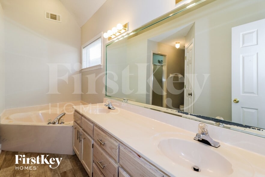 Building Photo - 1004 Appling Meadow Dr