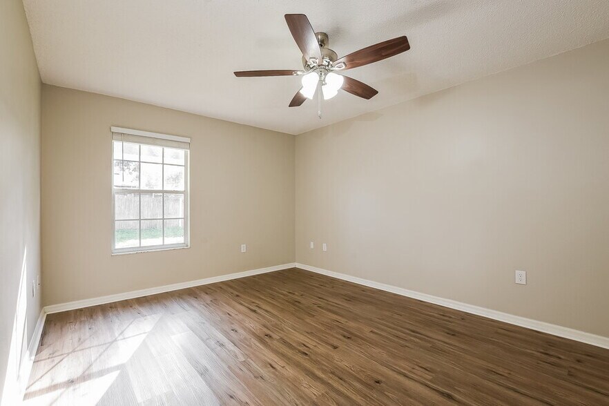 Building Photo - 3544 Lake Eleanor Dr