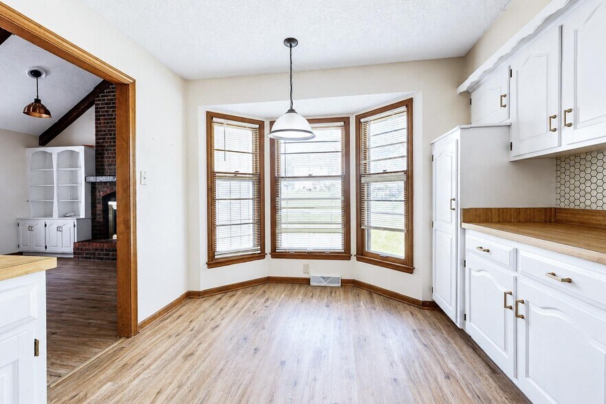 Building Photo - Spacious Shawnee Home Near Mill Creek Streamway Park
