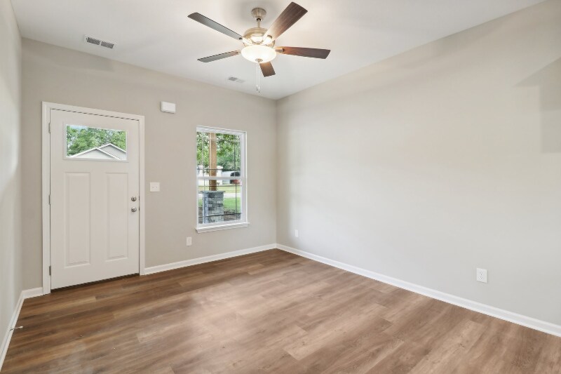 Building Photo - 842 E 8th St