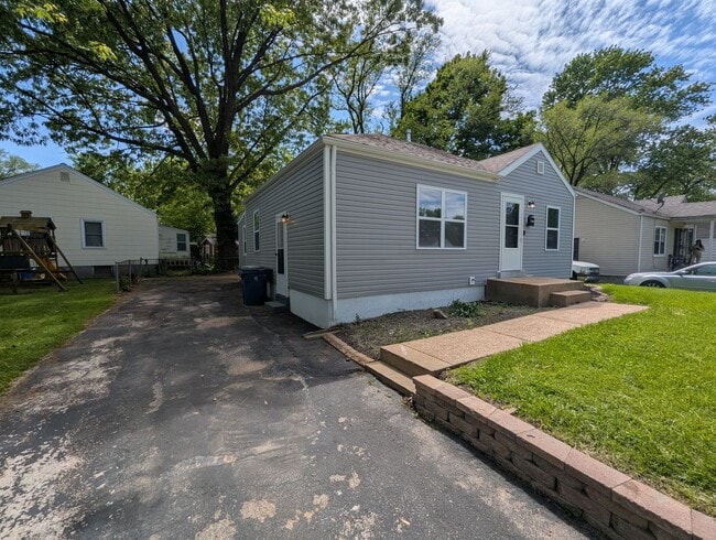 Building Photo - Cutest Corner Lot - Section 8 Friendly