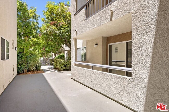Building Photo - 5535 Canoga Ave