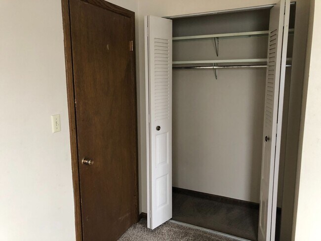 Building Photo - Spacious 1 bedroom plus den.